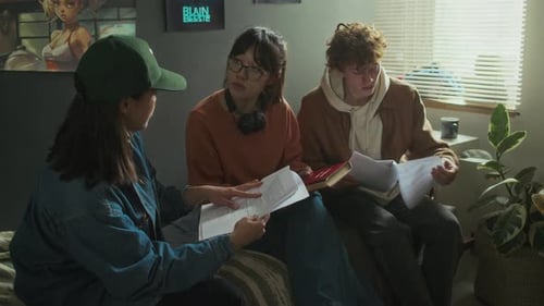 Des étudiants discutent du scénario de leur film