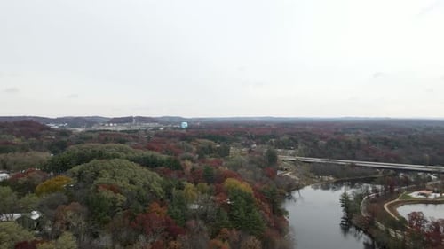 Vista aérea de un sendero fluvial y coches cruzando un puente. Sendero del río Chippewa en Eau Claire, Wisconsin