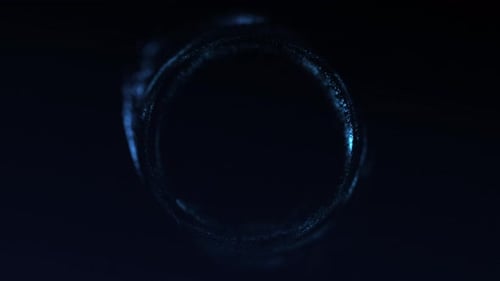 Marineblau schimmernde Energie glühender Flüssigkeitspartikel und Plasma bilden einen Science-Fiction-Wirbeltunnel auf