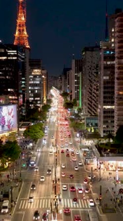Paisagem urbana noturna da Avenida Paulista, no centro de São Paulo, Brasil.