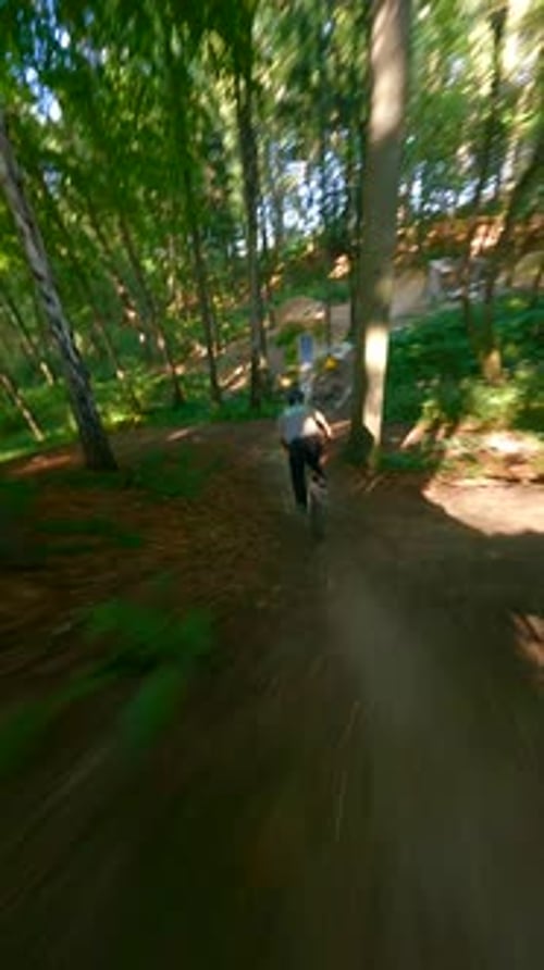 Backflip sur un vélo sur une rampe