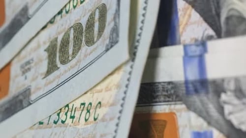 Circulação de notas de dólar, conceito de dinheiro, vídeo vertical