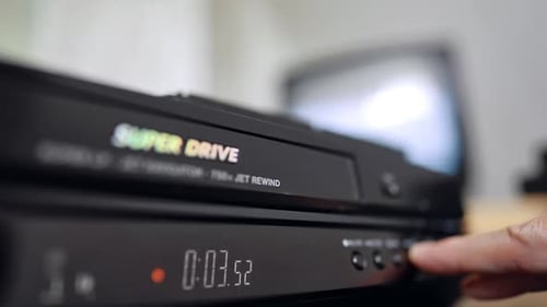 Panel frontal del reproductor de DVD. Presiona con la mano el botón del dispositivo. De cerca.