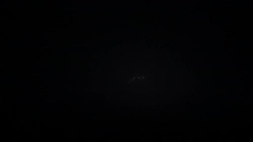 Relámpagos en el cielo nocturno entre nubes de tormenta.