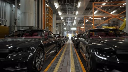 Intérieur d'une usine automobile. Carrosserie de couleur noire sur une chaîne de montage de voitures