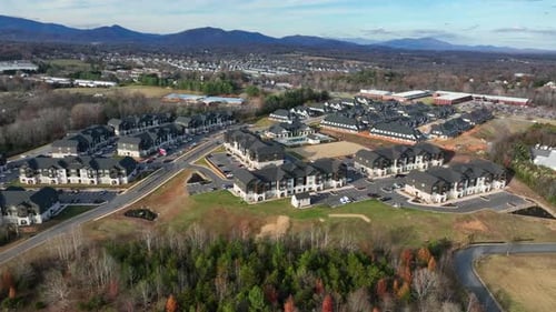 Moderne Luxus-Apartmentanlage in Amerika, mit Eigentumswohnungen, Parkplätzen, begrünt