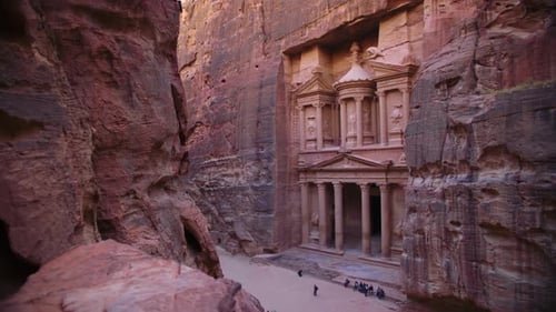 Al Khazneh oder die Schatzkammer der antiken Rosenstadt Petra in Jordanien