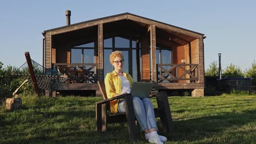 Frau arbeitet aus der Ferne in der Natur