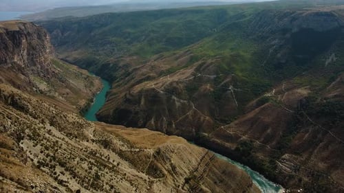 Une rivière de montagne aux eaux turquoises coule au fond de la gorge