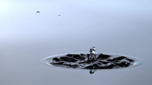 Wassertropfen in Superzeitlupe, gefilmt mit einer Hochgeschwindigkeitskamera mit 1000 Bildern pro Sekunde
