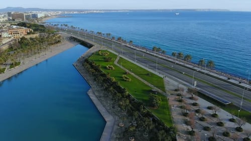 Parque, carretera y estanque en Palma De Mallorca.