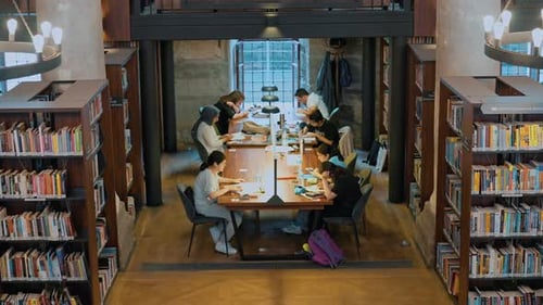 Personnes qui étudient à la bibliothèque