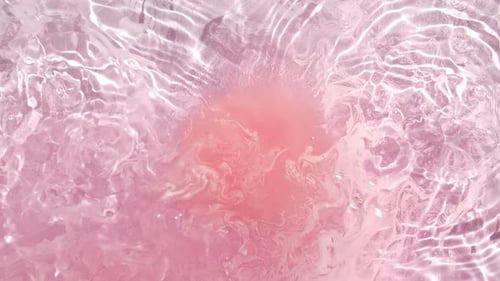 Bath Bomb Ball se dissolve em água com bolhas de espuma branca, produto cosmético natural e para cuidados com a pele