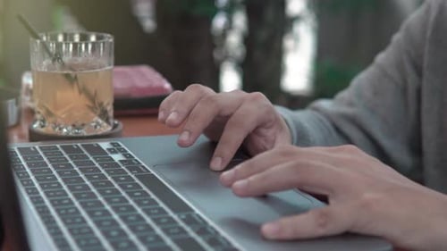 An einem Laptop arbeiten