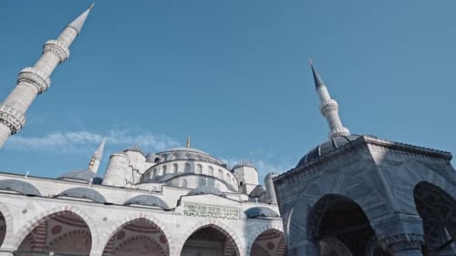 L'emblématique Mosquée bleue se dresse sur un ciel bleu éclatant avec ses imposants minarets