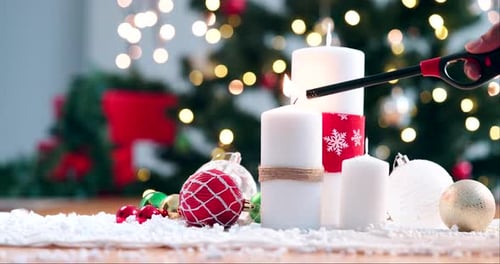 Velas de Adviento, llama y enciende para Navidad con decoración en casa con árbol