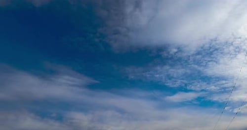 Sanfte Lichtwolken ziehen schnell am Horizont vorbei. Schwere, graue Wolken wechseln sich ab.