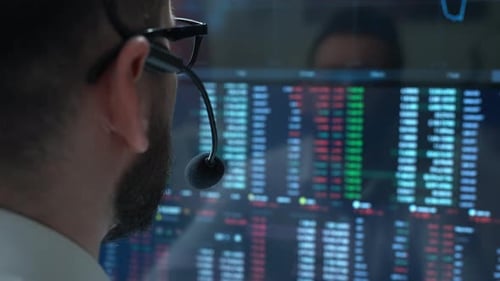 Le trader travaille avec un écran d'ordinateur avec des graphiques boursiers et une analyse de données. Broker Trading Online