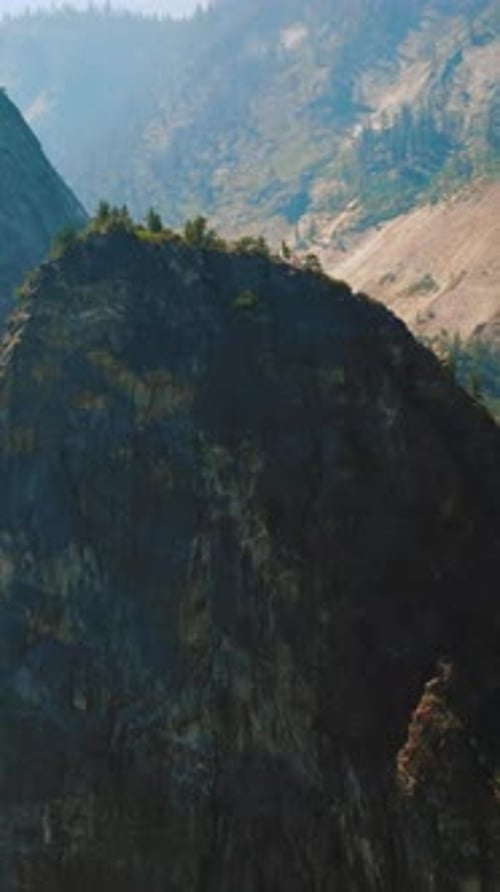 Malerische Felslandschaften im Freien. Luftaufnahme des Yosemite-Nationalparks. Vertikales Video