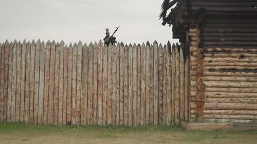 Des guerriers patrouillent à la frontière de la colonie et marchent le long de la clôture