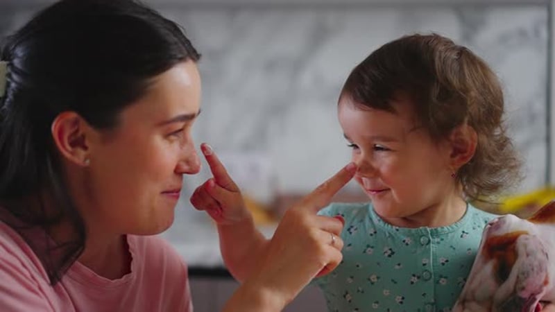 Mutter und Sohn teilen sich einen zärtlichen Moment im Bett, Stock ...