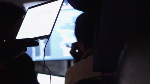 Des hackers avec un ordinateur portable écoutent une présentation au Hackathon 25-29 ans