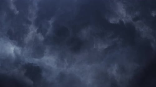 4k Blitz, Blitz, dunkle Wolken, die sich am Himmel bewegen, Gewitter