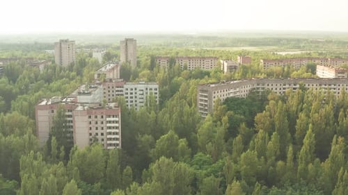 Luftbild der verlassenen Geisterstadt Pripyat in der Sperrzone von Tschernobyl. Verfallene Gebäude s