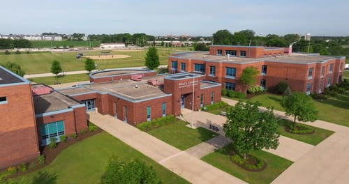 Établissement d'une vue aérienne au-dessus de l'école primaire américaine. Bâtiment en brique