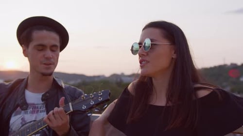 Gemeinsames Singen bei Sonnenuntergang