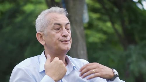 L'homme qui suffoque à cause de la chaleur.