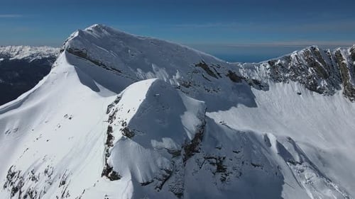 Vue par Drone des crêtes enneigées par une belle journée ensoleillée