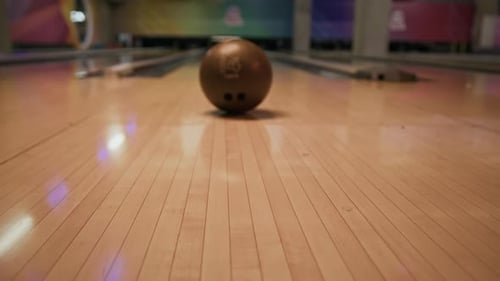 Bowlingkugel auf der Bahn bereit für den Wurf