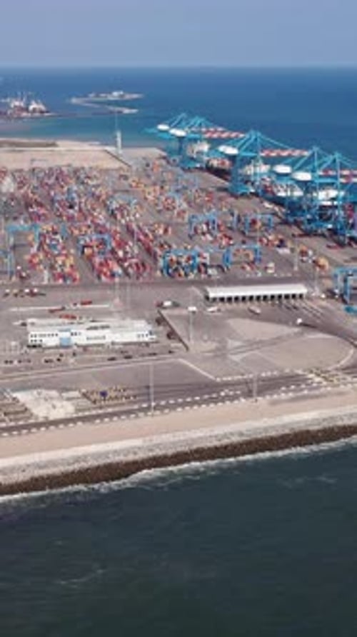 Frachtschiff zum Verladen von Containern