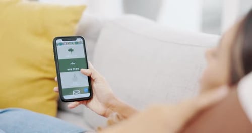 Appli pour téléphone, navigation et couple assis sur le canapé pour le changement environnemental, la recherche et l'information