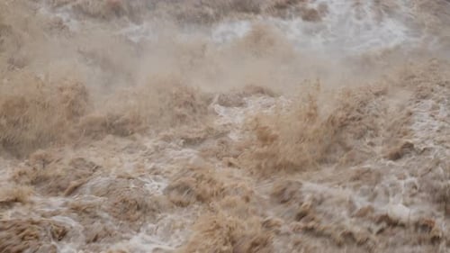 Wasserfall-Katarakt in Waldbergen. Schmutzige Bäche fließen die Berghänge hinunter
