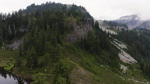 Impresionante paisaje alpino escarpado y nublado del monte Baker en la región de Northern Cascades del PNW