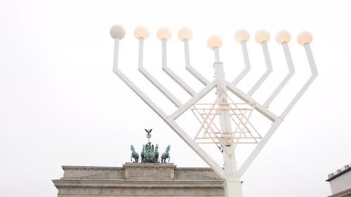 Menorá de Janucá, velas de Janucá, puerta de Brandeburgo