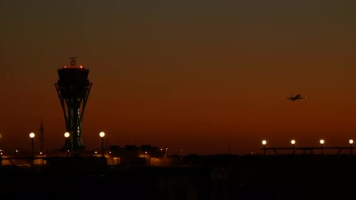 Turm des Flugsicherungsturms in der dramatisch Dämmerung. Das Flugzeug startet. Statisch