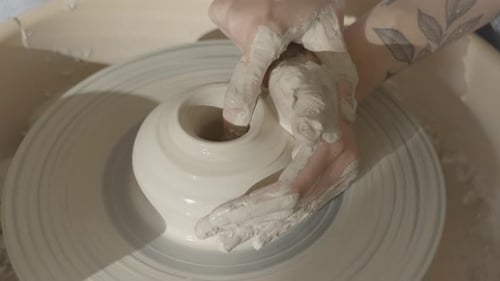 travailler sur le tour de poterie
