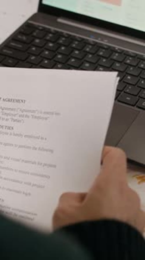 Homme méconnaissable travaillant