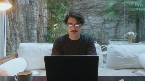 Travailleur indépendant sur un ordinateur portable au bureau à domicile