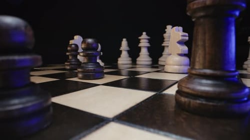 Schachfiguren auf einem hölzernen Schachbrett vor dem Partywettbewerb, Brettspiel, Strategiespiel