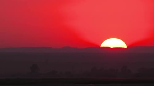 Wunderschöne rote Sonnenuntergangslandschaft