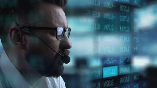 Le trader travaille avec un écran d'ordinateur avec des graphiques boursiers et une analyse de données. Broker Trading Online