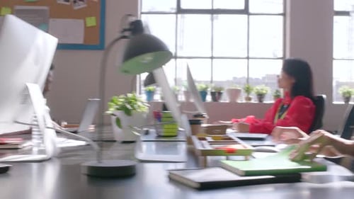 Empresários criativos, equipe de marketing e espaço de trabalho de computador em um escritório moderno para uso on-line