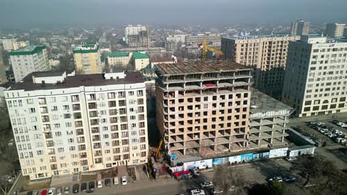 Imágenes de un sitio de construcción de un edificio con un dron
