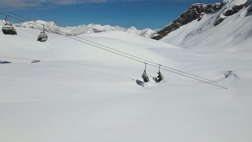 Survolez un télésiège dans les montagnes enneigées