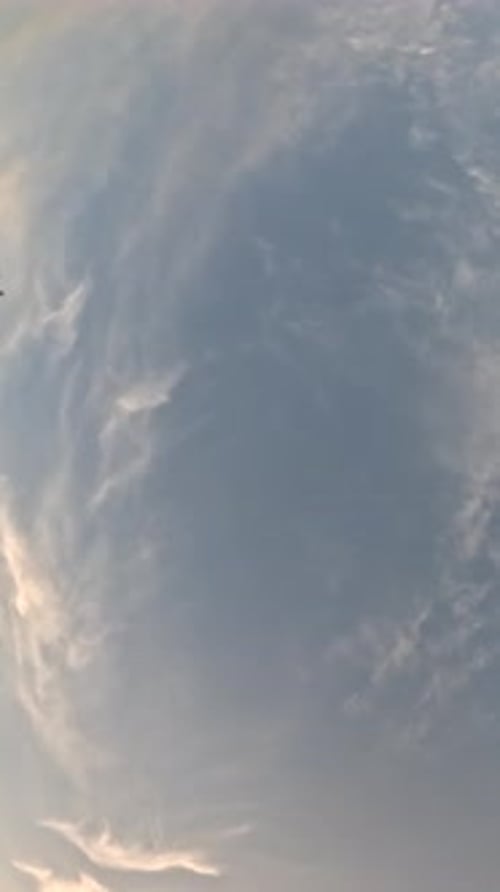 Timelapse : cumulus moelleux se déplaçant dans un ciel lumineux au coucher du soleil, nature aérienne abstraite, océan d'été