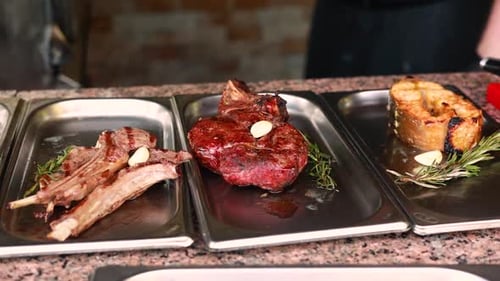 el chef cocina carne deliciosa